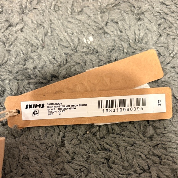 SKIMS body high wasted mid thigh short shapwear - Picture 2 of 4